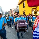 La banda de viento haciendo sonar los sones de chinelos en Tlayacapan.