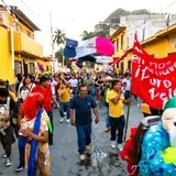 Comparsa Azteca en la calle cinco de mayo Tlayacapan, Morelos.
