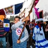 Ondeando las banderas de la comparsa aztecas en Tlayacapan.