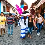 El alegre chinelo de Tlayacapan brincando al son de la banda.