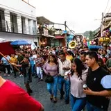 Recorrido comparsa Azteca en Tlayacapan, Morelos.