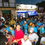 Los músicos interpretando los tradicionales sones de chinelo.