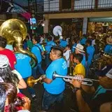 Los músicos interpretando los tradicionales sones de chinelo.