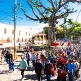 El centro del pueblo de Tlayacapan lleno de ambiente carnavalero.