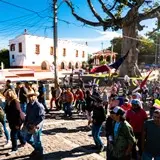 Recorrido chinelos comparsa Azteca en Tlayacapan, Morelos.