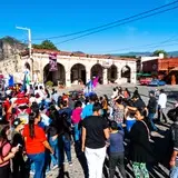 La comparsa avanza entre las calles de Tlayacapan Morelos.