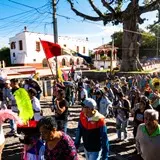 Las banderas se Ondean entre la comparsa Azteca en Tlayacapan.