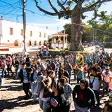Recorrido de la comparsa Azteca por las calles de Tlayacapan Morelos.