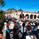 Recorrido de la comparsa Azteca por las calles de Tlayacapan Morelos.