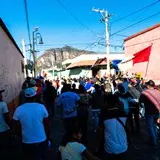 La comparsa avanza sobre la calle Cuauhtémoc en Tlayacapan, Morelos.
