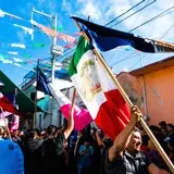 Ondeando las banderas comparsa Azteca, Tlayacapan Morelos.