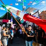 Los primeros banderazos del día al ritmo del son de chinelo.
