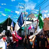 Las banderas se agitan al son del chinelo en Tlayacapan.