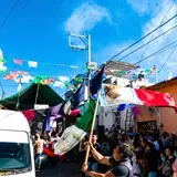 Las banderas se agitan al son del chinelo en Tlayacapan.