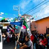 Los primeros banderazos del día al ritmo del son de chinelo.