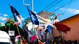 Ondeando las banderas comparsa Azteca, Tlayacapan Morelos.