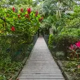 Puente colgante que se encuentra en la entrada del balneario Las Estacas