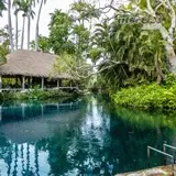 Restaurante del balneario Las Estacas a la orilla de la posa azul del rio