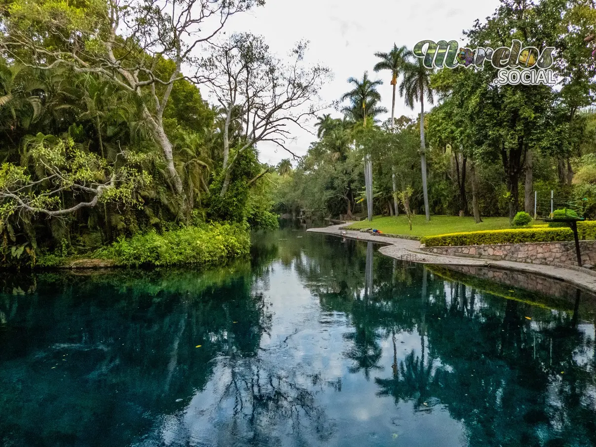 La posa azul y el asoleadero del balneario Las Estacas de Tlaltizapán, Morelos