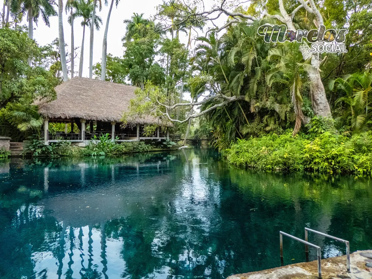 Restaurante del balneario Las Estacas a la orilla de la posa azul del rio