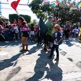 Se ondean las banderas durante el brinco de chinelo.