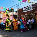 Chinelos durante el recorrido del carnaval en Jiutepec Morelos.