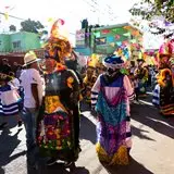 Chinelos durante el recorrido del carnaval en Jiutepec Morelos.