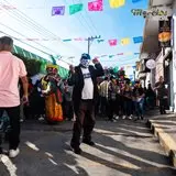 Enmascarado brincando en el carnaval de Jiutepec 2023.