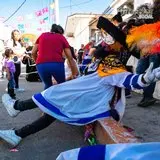 Los chinelos esperando la banda de viento en Jiutepec 2023.