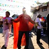 Enmascarado brincando en el carnaval de Jiutepec.