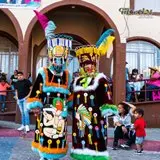 Chinelos durante el recorrido del carnaval en Jiutepec Morelos.