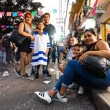 En la avenida esperando que inicien los sones de chinelo.