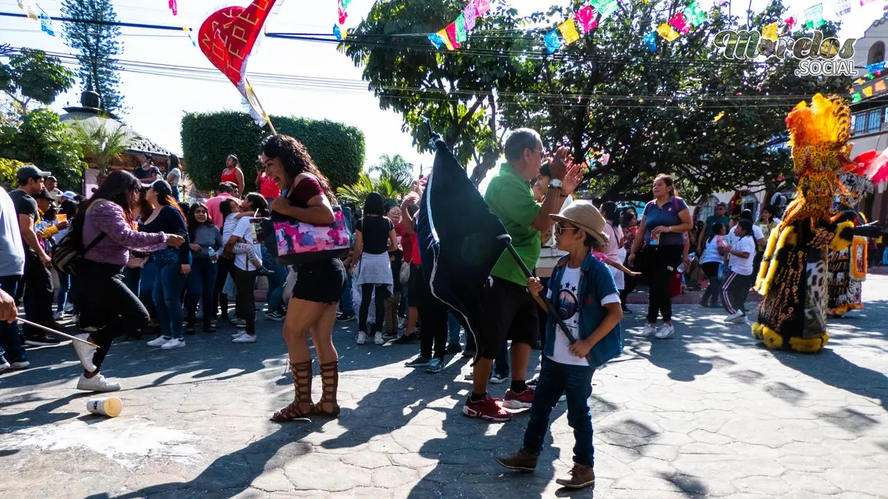 Se ondean las banderas durante el brinco de chinelo.