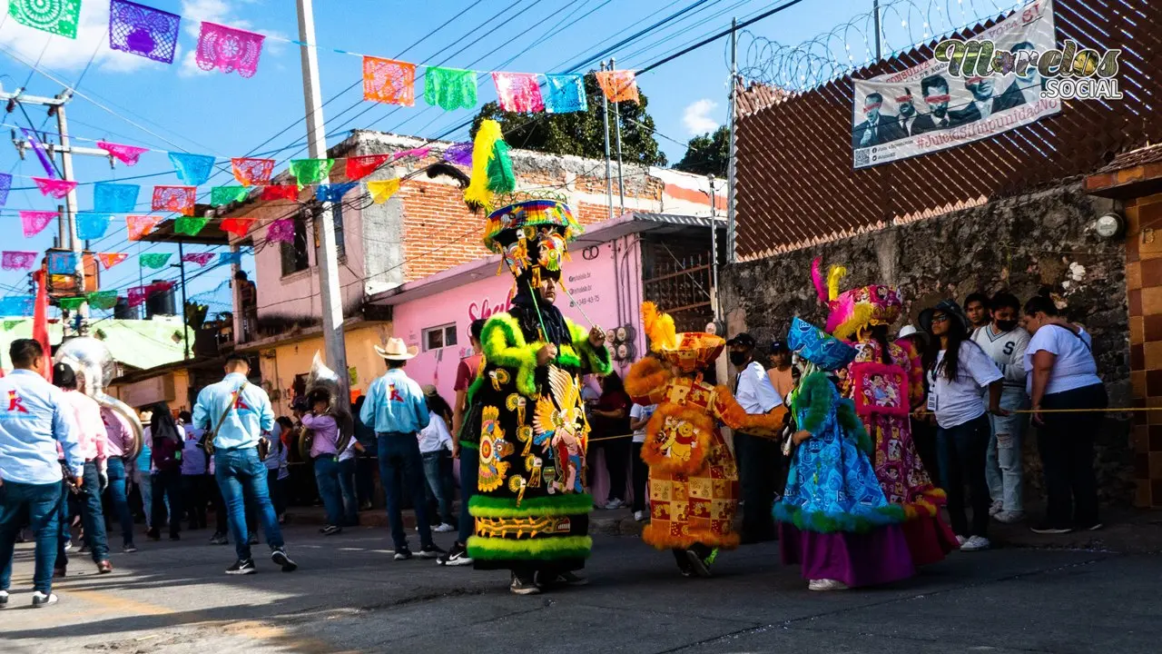 Chinelos durante el recorrido del carnaval en Jiutepec Morelos.