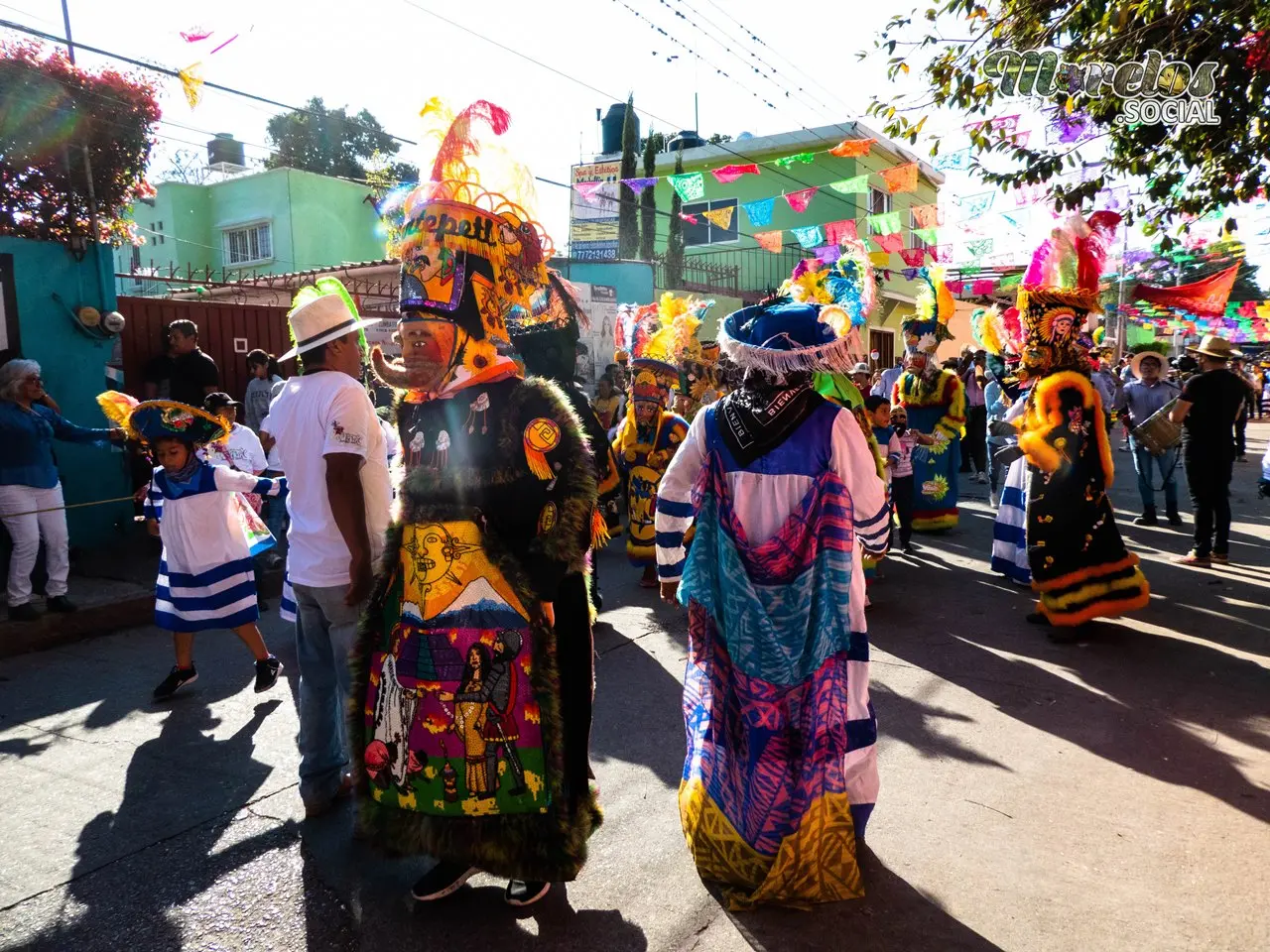 Chinelos durante el recorrido del carnaval en Jiutepec Morelos.