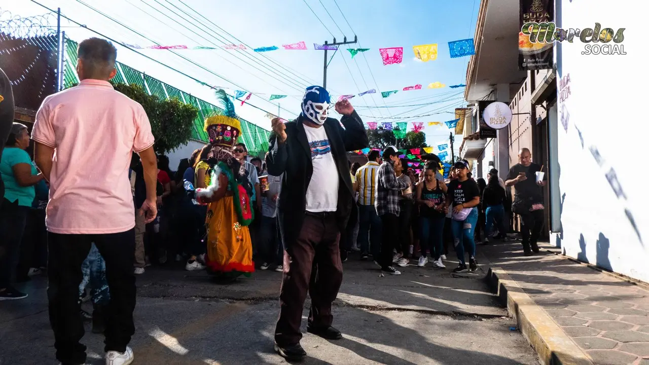 Enmascarado brincando en el carnaval de Jiutepec 2023.