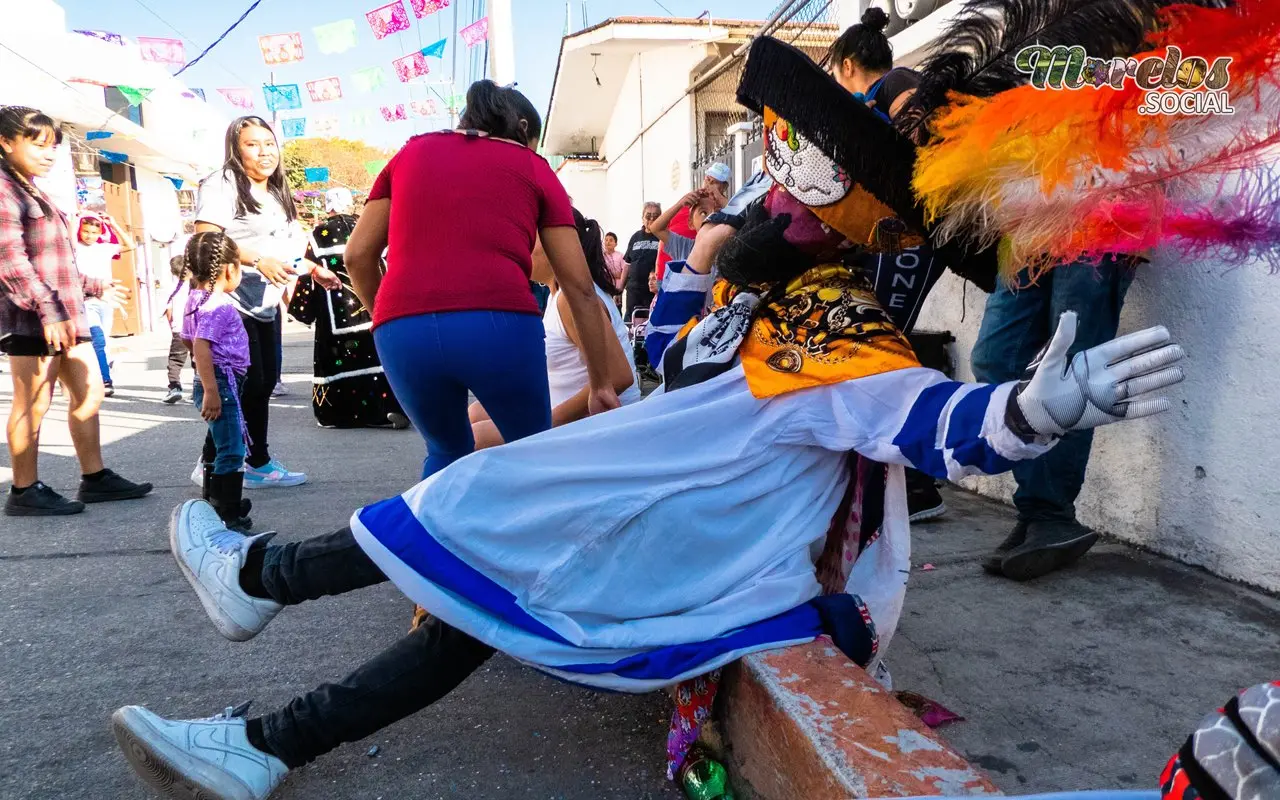 Los chinelos esperando la banda de viento en Jiutepec 2023.