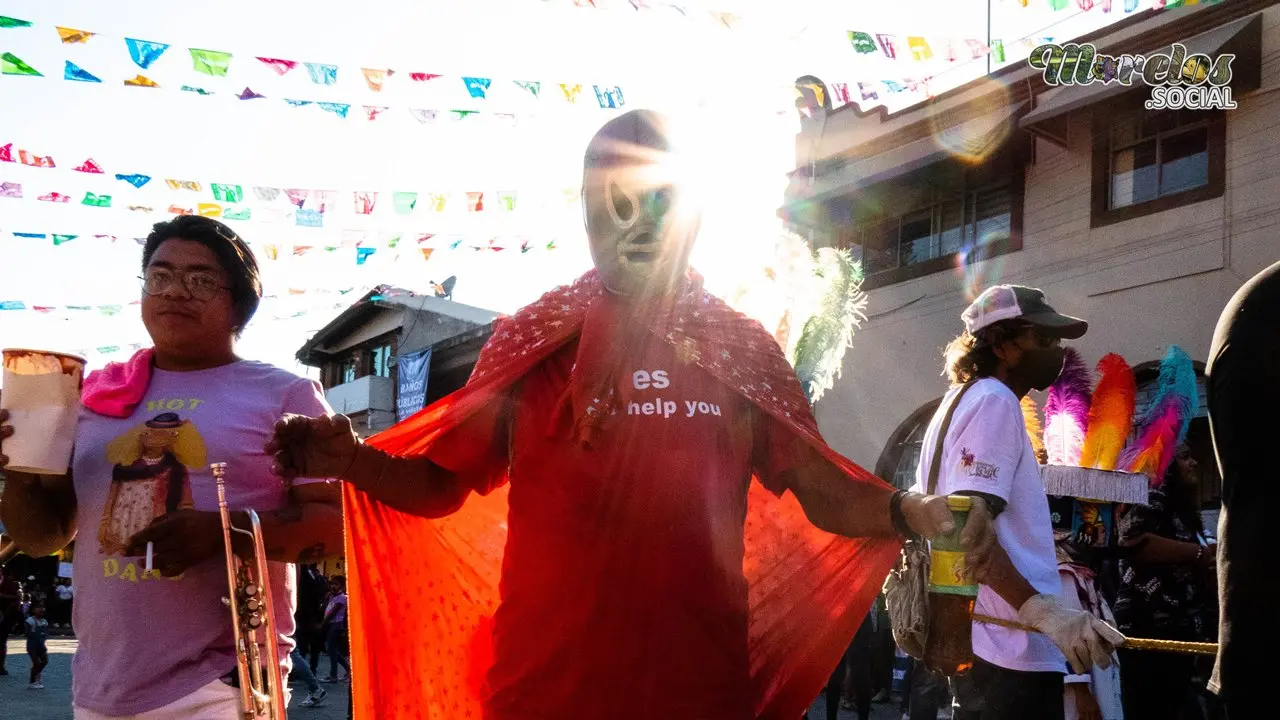 Enmascarado brincando en el carnaval de Jiutepec.