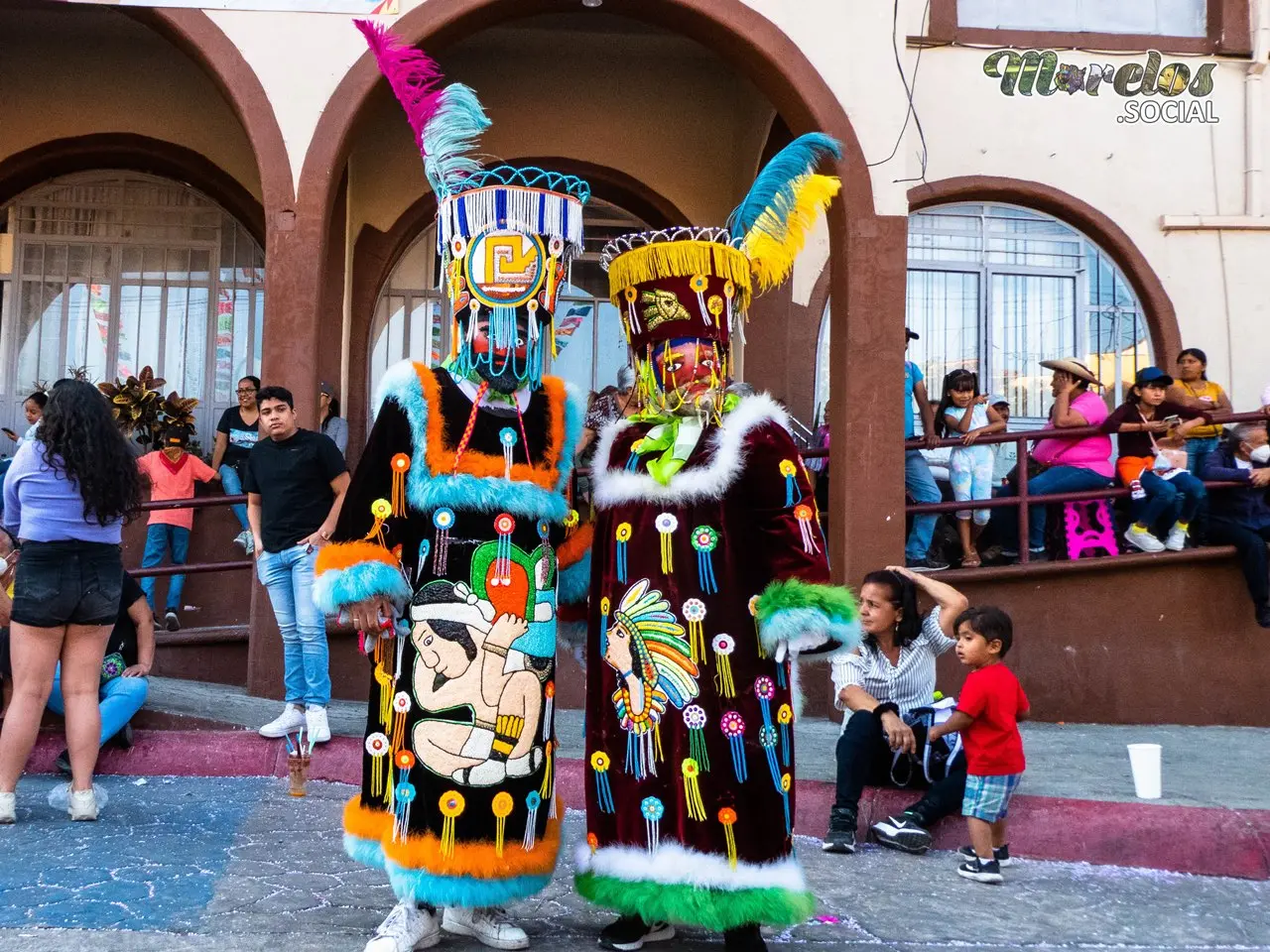 Chinelos durante el recorrido del carnaval en Jiutepec Morelos.