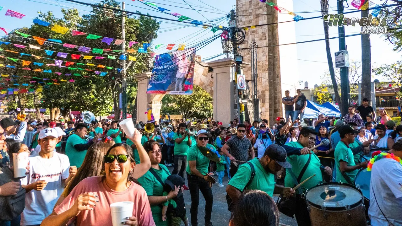 La banda de viento durante el brinco de chinelo en carnaval Jiutepec 2023.