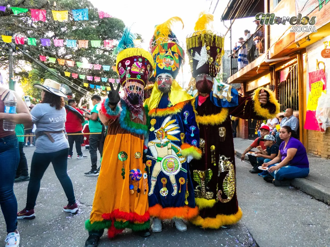 Chinelos durante el recorrido del carnaval en Jiutepec Morelos.