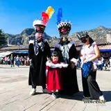 Familia carnavalera en Tepoztlán.