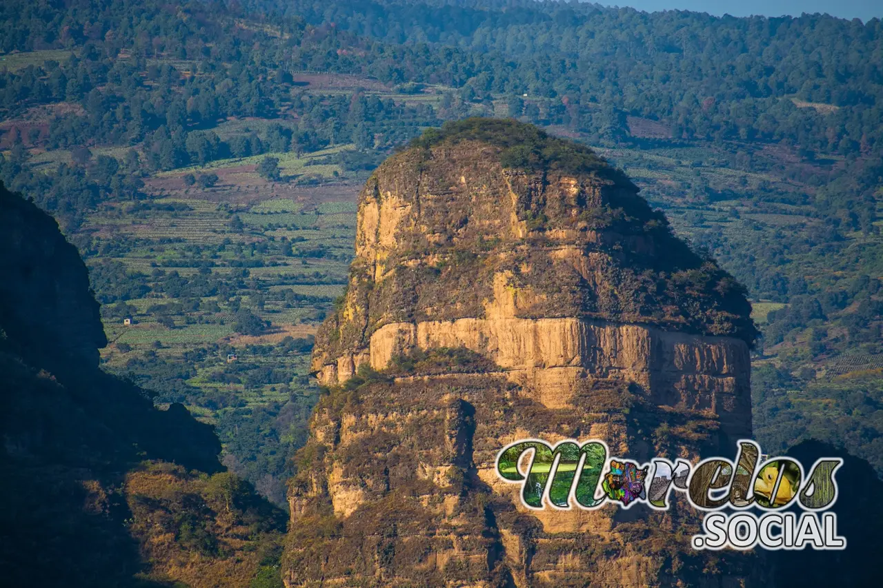 Meseta del cerro Tlatoani en el pueblo mágico de Tlayacapan, Morelos