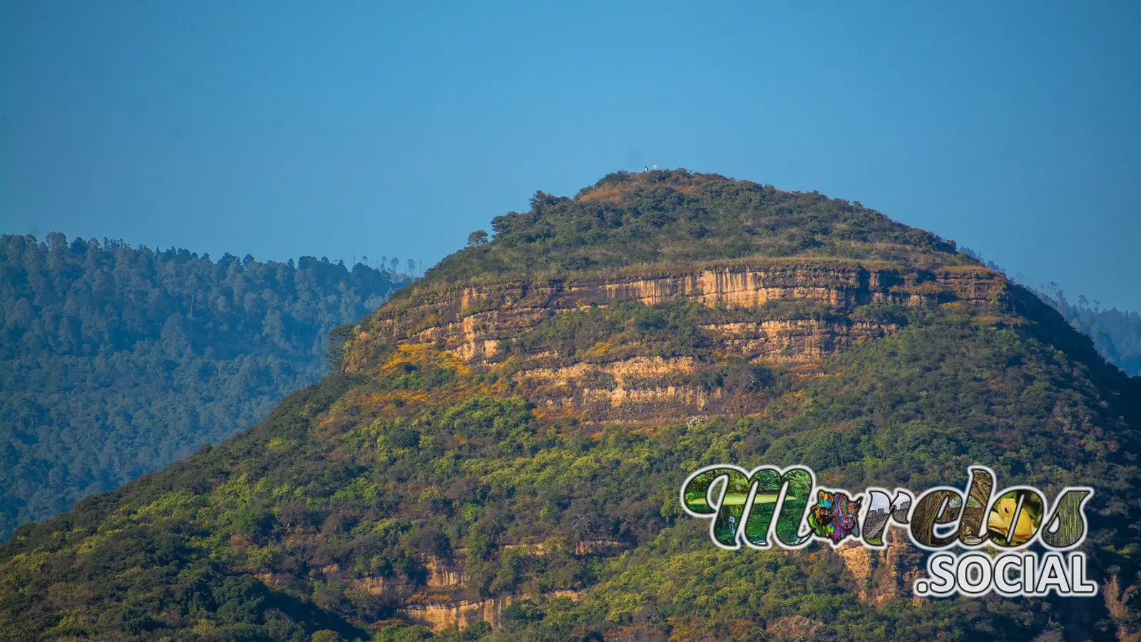 Cima del cerro Tlatoani visto desde el cerro del Papalotzin en el pueblo mágico de Tlayacapan