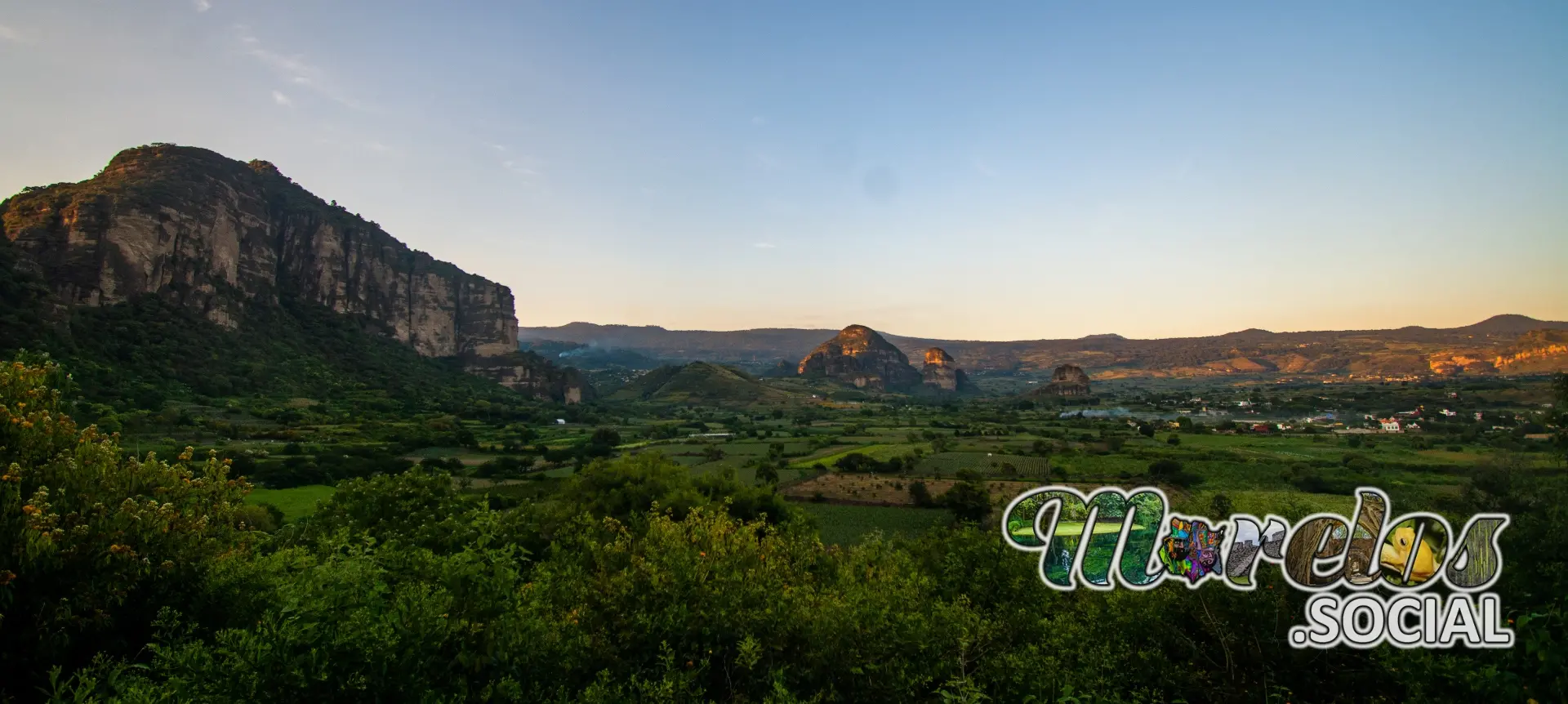 Bonito panorama del pueblo mágico de Tlayacapan, Morelos al atardecer