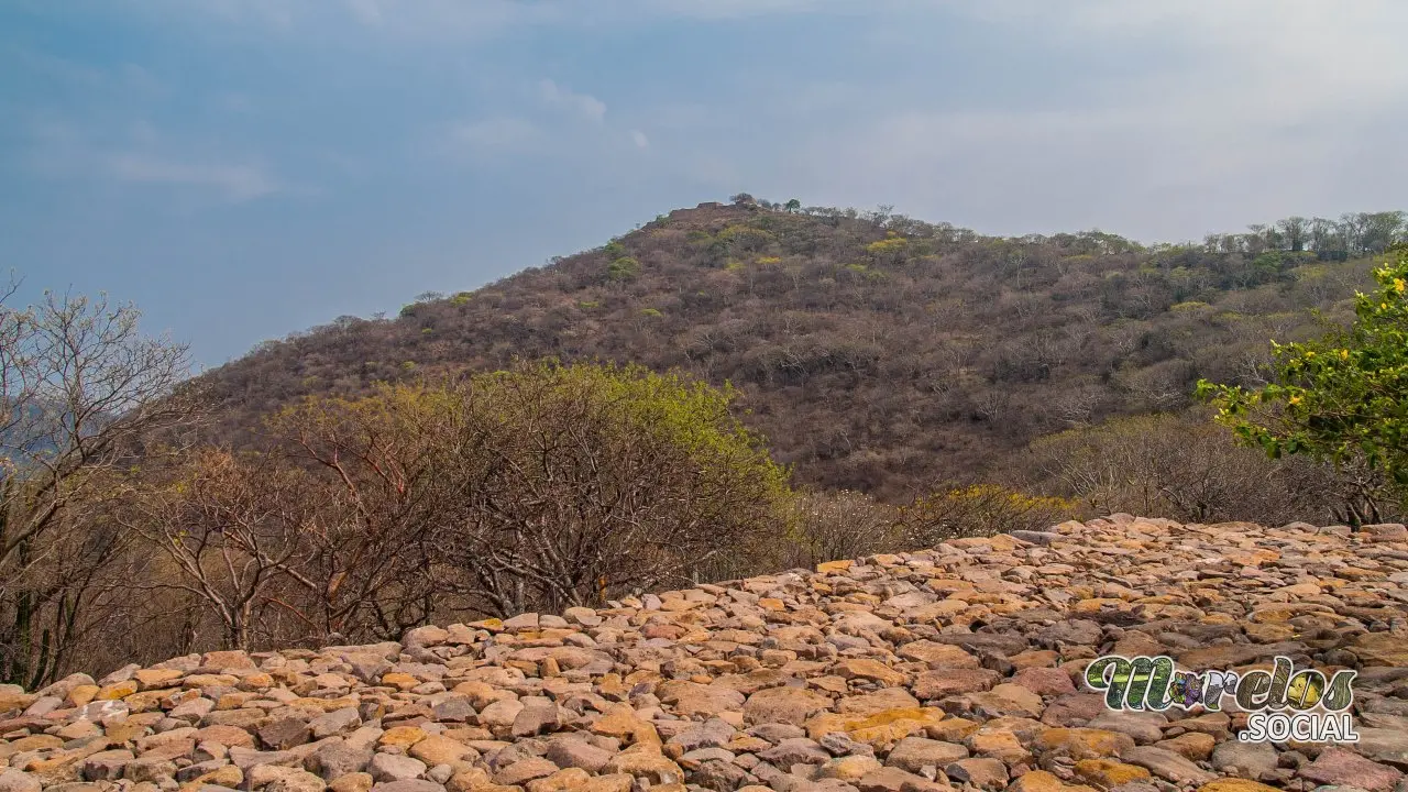 Cerros que Guardan Historias: Chimalacatlán y la Riqueza Ancestral de Tlaquiltenango