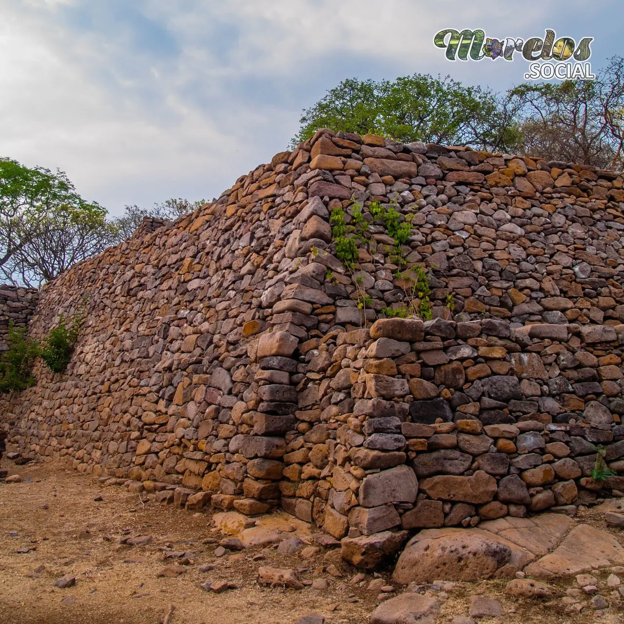 Chimalacatlán: Guardianes de la Historia en Piedra y Carrizo