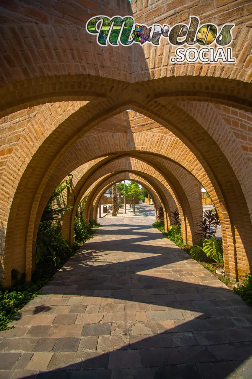 En el parque de Jojutla el pasillo entre sus estructuras.