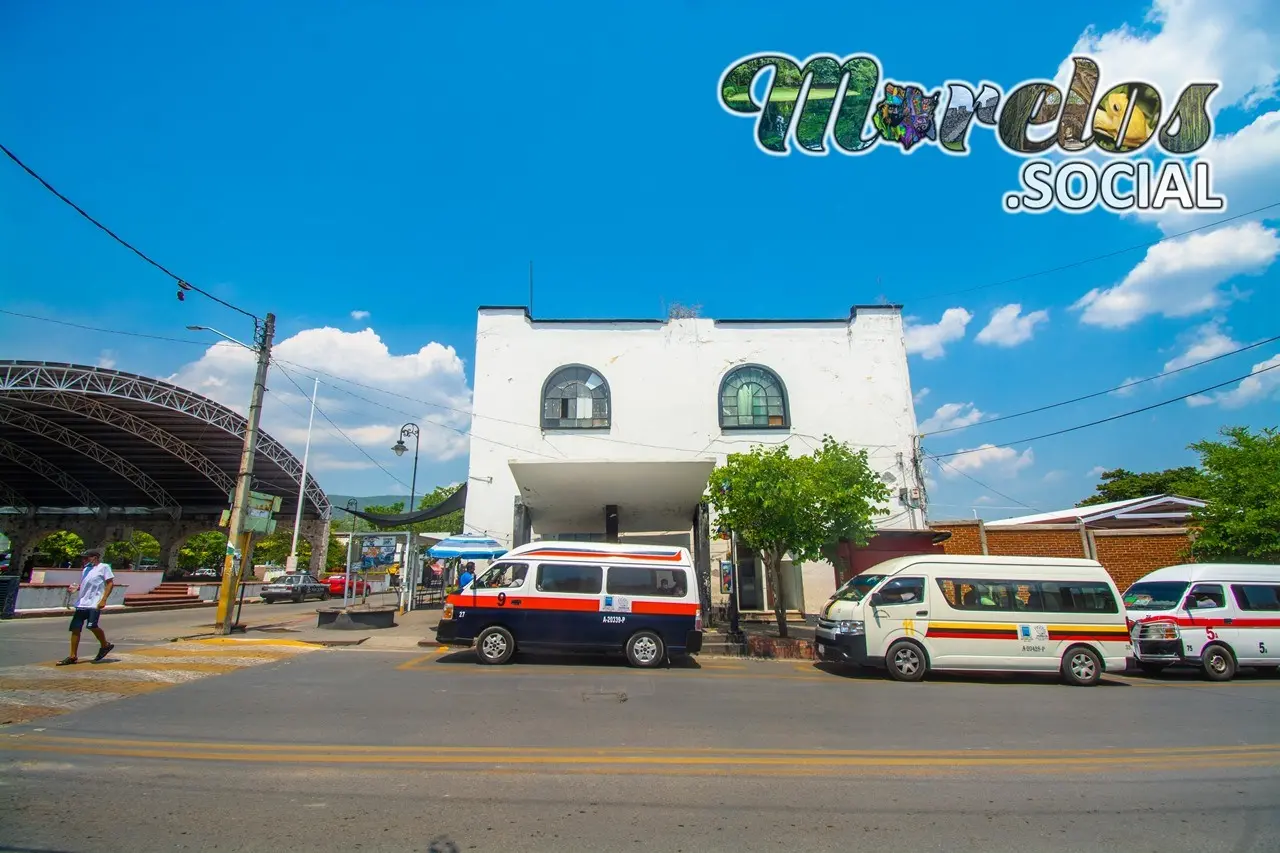 Paradero de combis en Tlaquiltenango centro.