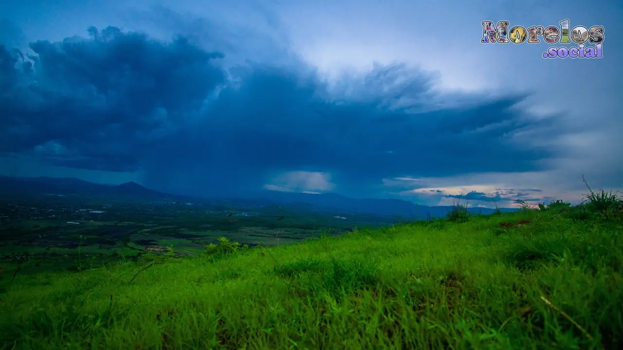 Fuerte tormenta sobre Jojutla, Morelos. Visto desde el Cerro de Atlacholoaya